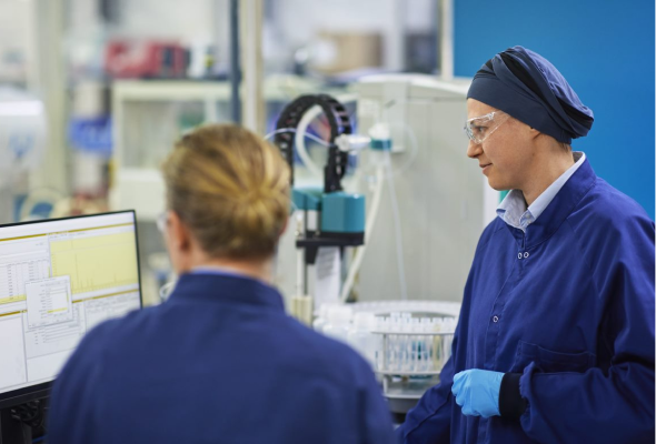  BlueScope employee in laboratory testing and looking at computer screen